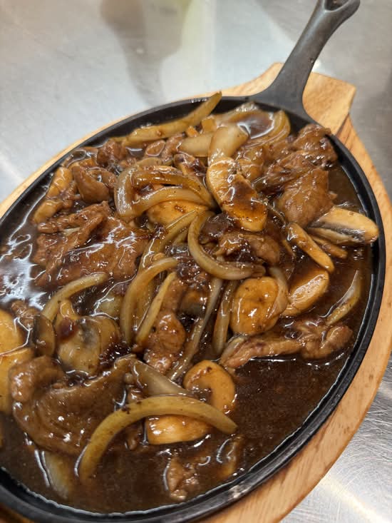 Sizzling Black Pepper Beef 铁板黑椒牛柳